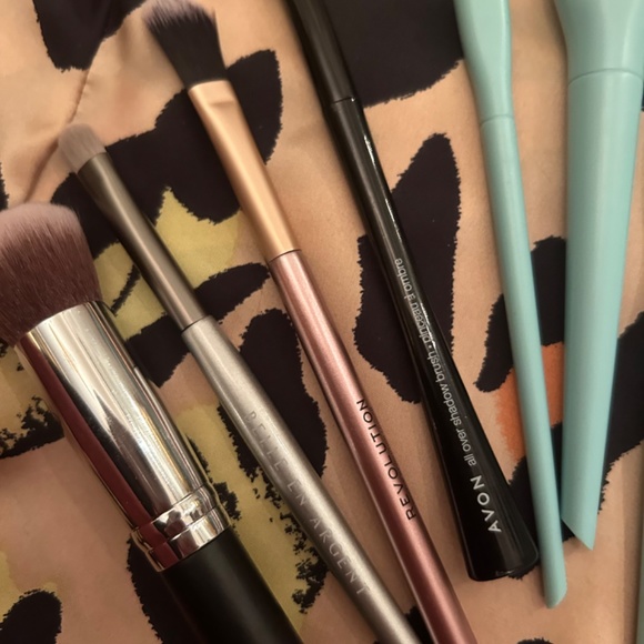 💗 2 for $25 💗 Makeup brush bundle! Avon, Beauty Creations, Revolution & more! - Picture 5 of 5